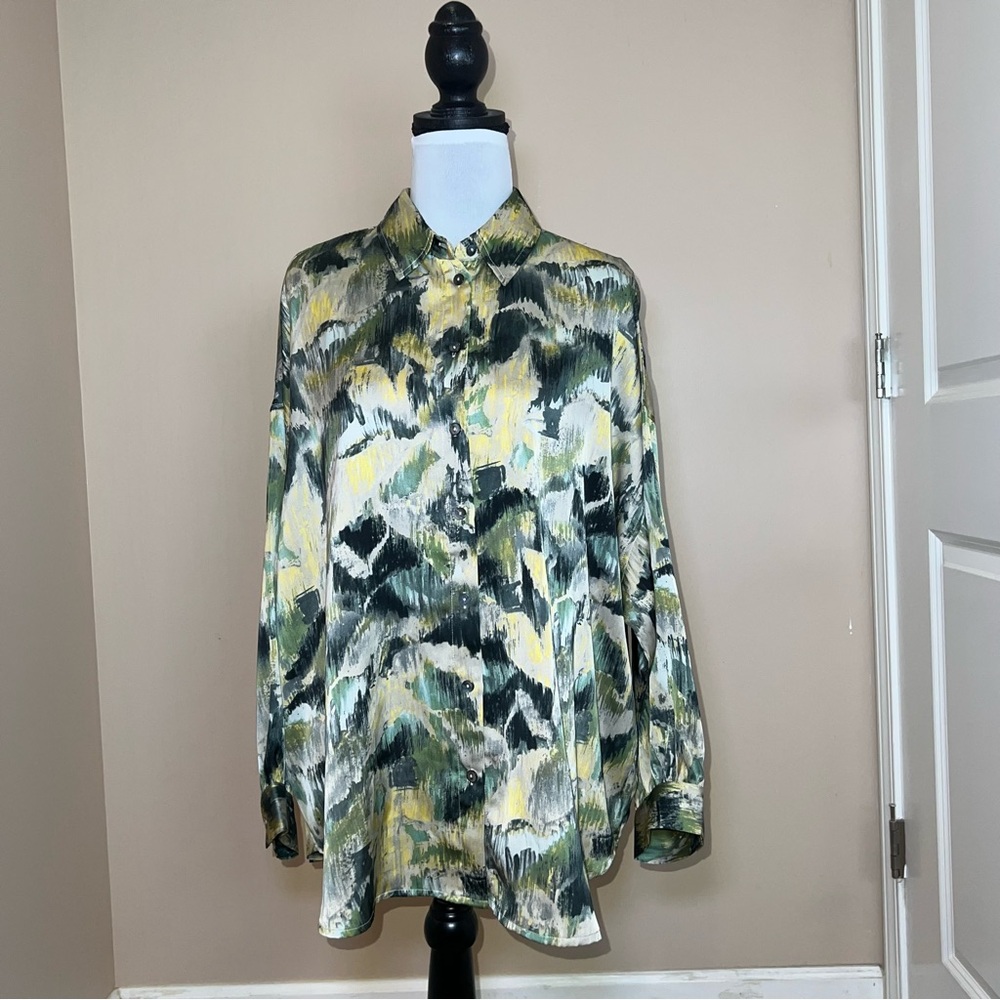 See You Soon Women's New With Tags Silky Feel Colorful Button Up Shirt. Size XL
